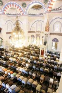Věřící muslimové v berlínské mešitě