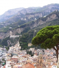 Městečko Positano stojí tak jako San Marino na skále.