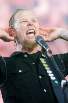 Zpěvák James Hetfield burcuje fanoušky k většímu pokřiku.