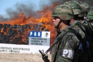 Mexičtí vojáci páli v hraniční oblasti zabavený náklad marihuany.