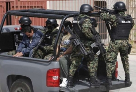 Mexičtí mariňáci zadrželi pašeráíky drog u Santa Cruz.