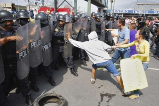 Lidé v Monterrey protestují proti přítomnosti armády.