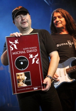 Michal David přebíra v pražské Lucerně platinovou desku.
