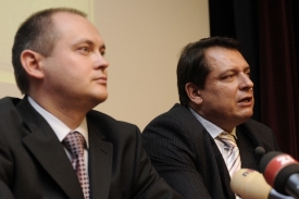 Michal Hašek (vlevo) a předseda ČSSD Jiří Paroubek.