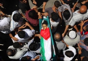 Pohřeb šestileté dívky, oběti pátečního pumového útoku.