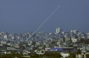 Palestinská raketa míří na izraelský cíl.