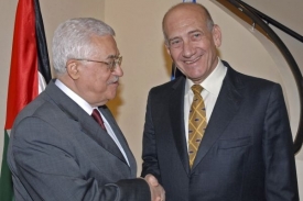 Mahmúd Abbás (vlevo) a Ehud Olmert.
