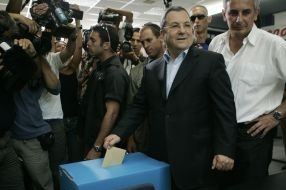 Ehud Barak u volební urny