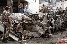 Zničená auta po atentátu