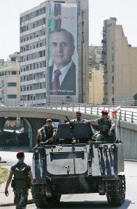 Armáda patroluje v Bejrútu. V pozadí plakát s novým prezidentem.