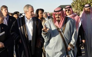 George Bush v doprovodu saúdského krále Abdalláha.