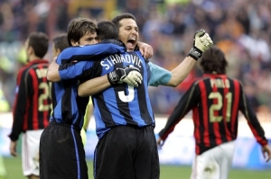 Hráči Interu Milán - brazilský gólman Julio Cesar, centr Dejan Stankovič a Brazilec Maxwell oslavují vítězství v prvoligovém utkání proti AC Milan.