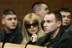 Aleksandra, maželka Milorada Lukovice Legiji, bývalého člena speciálních srbských jednotek u soudního přelíčení v Bělehradě.