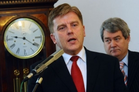 Předseda sněmovny Miloslav Vlček (vlevo) chce reformovat platy kolegů.