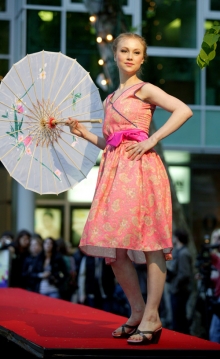 Oblečení Mimi Lan je plné energie a radosti ze života.
