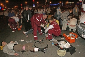 Lékaři ošetřují zraněné po výbuchu.