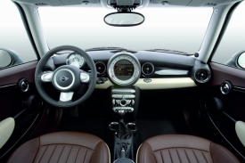 Originální interiér s největším automobilovým tachometrem na světě připomíná klasická mini, ale také je trochu překombinovaný.