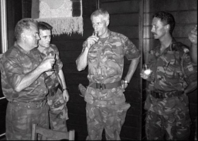 Chvíle před genocidou. Mladič popíjí s velitelem holandských vojáků.