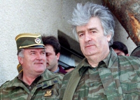 Prezident Karadžić a a jeho generál Mladić (vlevo) - stále se skrývá.
