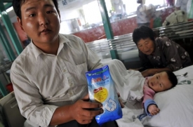 Muž v nemocnici ukazuje mléko, jež nakazilo jeho synovce.