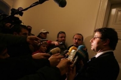 Přísný rozsudek nad bývalým ministrem Vladimírem Mlynářem vedl k ostré kritice tuzemských soudů.