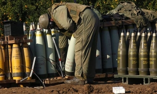 Izraelská artilerie s fosforovými střelami. K poznání podle označení.