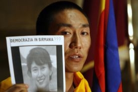Barmský mnich s fotografií vůdkyně opozice Su Ťij