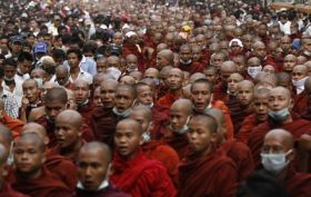 Mnichy vedené protesty v barmském Rangúnu