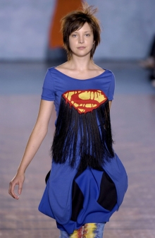 Šaty jako z filmu Superman.