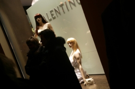 Butik Valentino v Pařížské ulici.