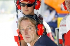 Prezident stáje Ferrari Luca di Montezemolo během Velké ceny Itálie, hned za ním se sluchátky na uších Michael Schumacher