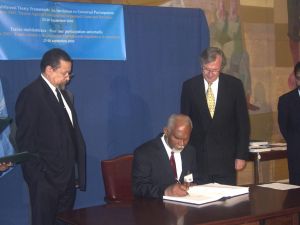 Podpis jednoho z dodatku protokolu na Jamajce