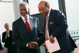 Štědrý Mo Ibrahim a bývalý šéf OSN Kofi Annan.