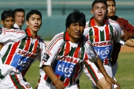 Bolivijský prezident Evo Morales v dresu klubu Litoral. Gól nedal.
