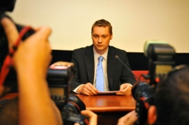Morava složil svůj mandát v pondělí na tiskové schůzi.