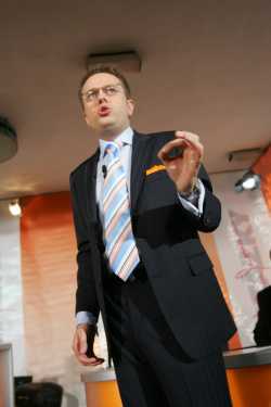 Moderátor Václav Moravec nacvičoval kladení otázek s publikem.