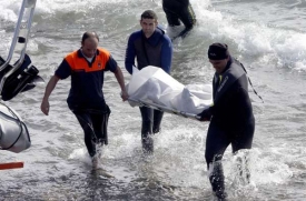 Potápěči vynášejí jednoho z utonulých na Lanzarote.