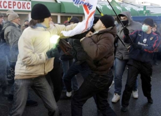 Pěsti jako argument. Pro- a protikremelští demonstranti v Moskvě.