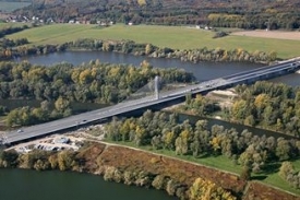 Zavěšený most je součástí úseku dálnice D47.