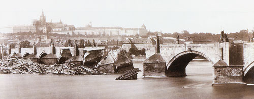 Karlův most pobořený po povodni v roce 1890