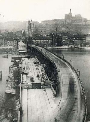 Po povodni 1890 byla pobořená část Karlova mostu dočasně překlenuta provizorní dřevěnou lávkou pro pěší
