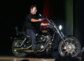 Bruce Springsteen na svém Harley Davidson Dyna Wide Glide.
