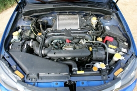 Vpředu je umístěn motor ve většině současných aut.