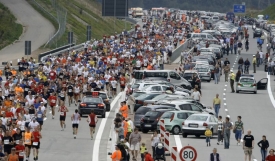 Prvními uživateli nové části dálnice se stali vytrvalci, kteří ji využili k uspořádání půlmaratonu.