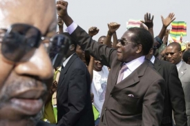Mugabe a jeho stíny. Návrat ze zasedání VS OSN (září 2008).