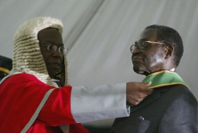 Robert Mugabe složil v neděli již pošesté prezidentskou přísahu.