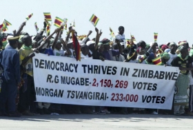 Mugabeho vítají jeho stoupenci po příletu do Harare.