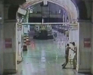 Dva téměř bezmocní policisté na nádraží vzdorují teroristům.