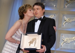 Cristian Mungiu dostal letos v Cannes Zlatou palmu, blahopřála mu i herečka Jane Fondová