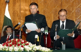 Pákistánský prezident Parvíz Mušaraf (uprostřed).
